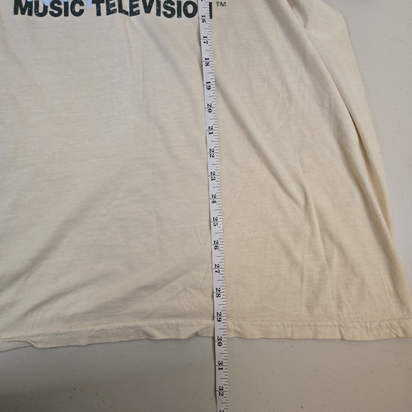 NWT MTV Graphic Tee Holiday Theme - Picture 8 of 8